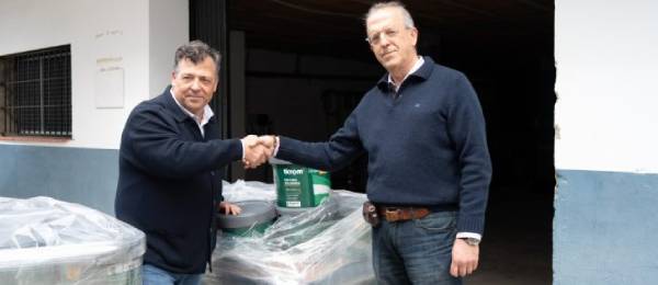 Algodonales, Cádiz: distribución de pintura solidaria TKROM con los servicios sociales del municipio