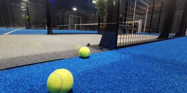 Pista de pádel con césped artificial deportivo de alta densidad y relleno de arena de cuarzo