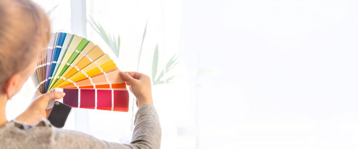 Paleta de colores tendencia 2026 para pintura interior: verdes salvia, terracota, beige y azules empolvados con Emucril Gamma de Pinturas Andalucía