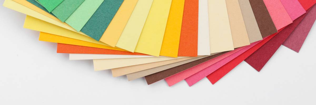 Paleta de colores disponibles en moqueta ferial: rojo, azul, gris, verde, negro, blanco, burdeos, dorado, antracita