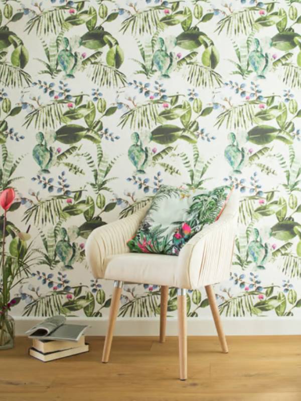 Papel pintado floral y botánico en recibidor con tonos verdes y naturales