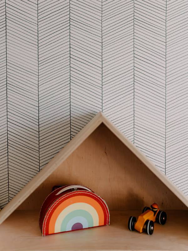 Papel pintado infantil con animales y colores alegres en habitación de niños