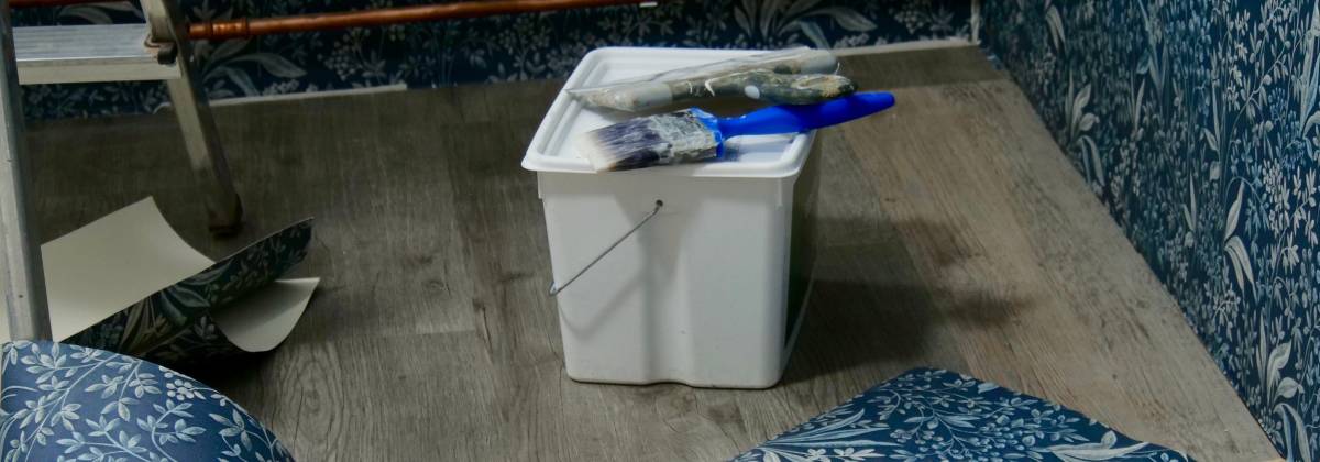 Cómo empapelar una pared paso a paso: aplicación de cola y colocación de papel pintado no tejido