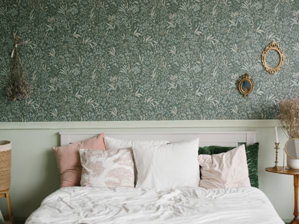 Papel pintado no tejido floral en dormitorio decorado en tonos naturales