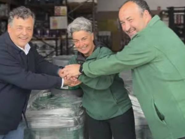 Pintura solidaria TKROM utilizada en la donación de Pinturas Andalucía a los municipios afectados por el temporal de Cádiz