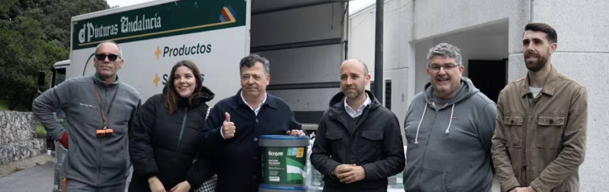Entrega de donación de pintura TKROM por parte de Pinturas Andalucía a los municipios de Grazalema y Algodonales afectados por el temporal