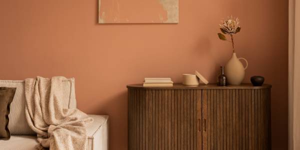 Interior con paleta terracota y beige cálido en dormitorio tendencia 2026 decoración