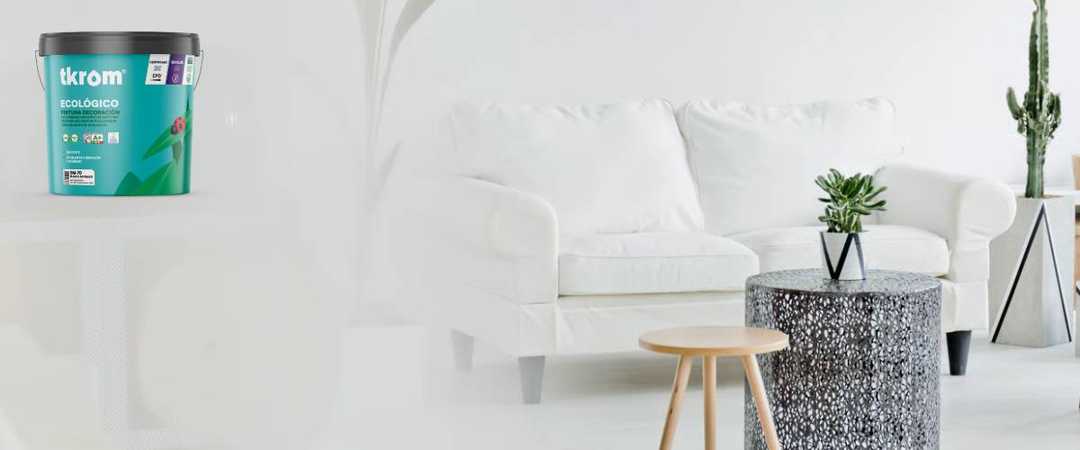 Habitación pintada con TKROM PRO SM-50 ecológica blanca mate, acabado uniforme y sin olor