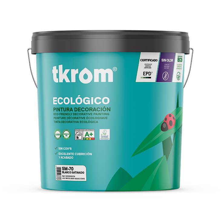 Aplicación de pintura ecológica TKROM PRO SM-50 con rodillo en pared de salón