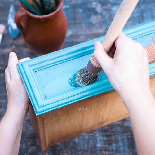 Cómo pintar un mueble de madera y conseguir un acabado profesional