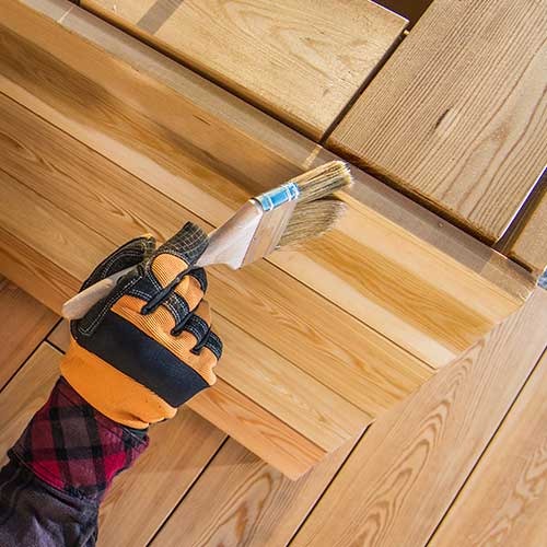 Utiliza barnices, lasures y aceite de teca para el mantenimiento de la madera en exteriores.